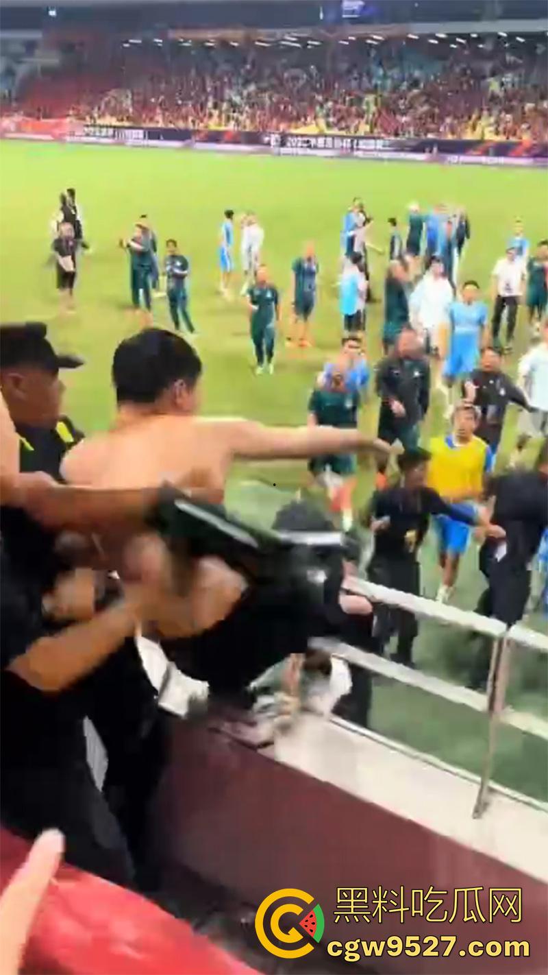 四川成都足协杯半决赛,蓉城vs河南,看台球迷发生大规模冲突,多人互殴有球迷跳入场内被带走!-7