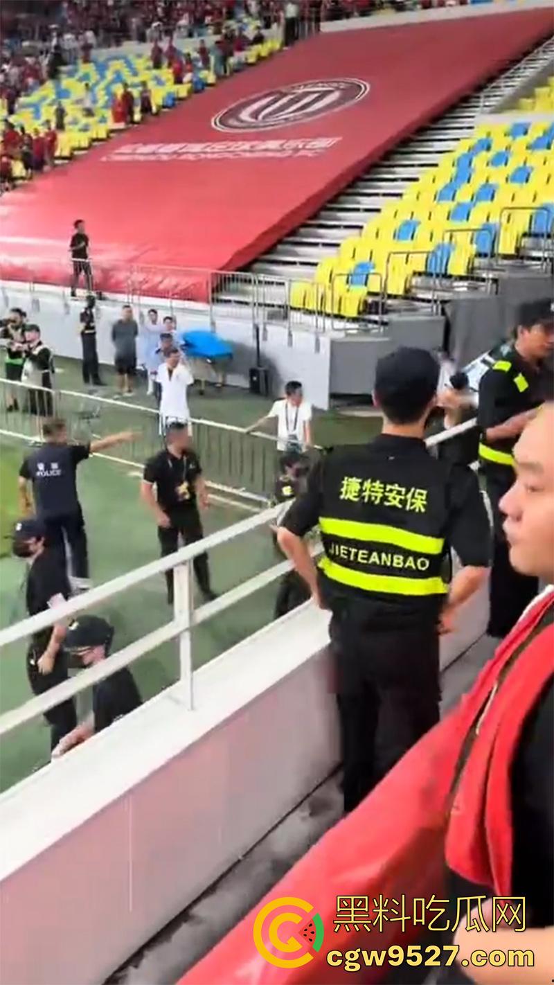 四川成都足协杯半决赛,蓉城vs河南,看台球迷发生大规模冲突,多人互殴有球迷跳入场内被带走!-8