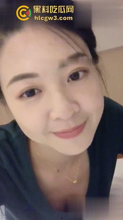 德州反差母狗人妻【胡梦琪】不雅视频炸裂流出,狗链拴脖撅臀发情,骑乘位被狂打桩叫声浪翻天!-1