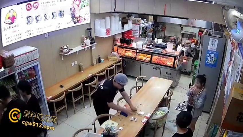 小情侣二人店内躲雨,甩桌面垃圾给客人,被店员请出情绪失控,打骂店员态度嚣张,监控视频流出 !-2