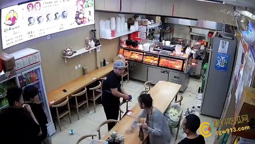 小情侣二人店内躲雨,甩桌面垃圾给客人,被店员请出情绪失控,打骂店员态度嚣张,监控视频流出 !-3