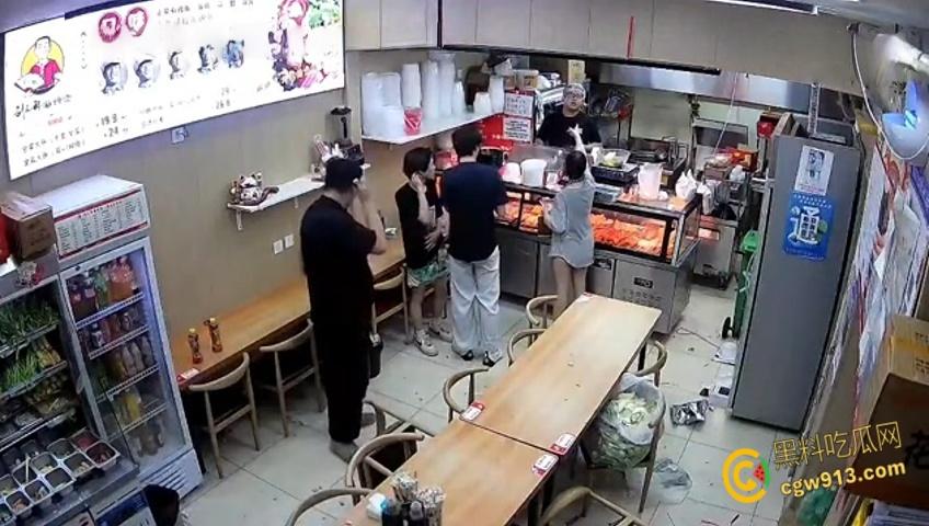 小情侣二人店内躲雨,甩桌面垃圾给客人,被店员请出情绪失控,打骂店员态度嚣张,监控视频流出 !-6