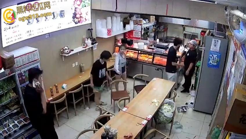 小情侣二人店内躲雨,甩桌面垃圾给客人,被店员请出情绪失控,打骂店员态度嚣张,监控视频流出 !-7