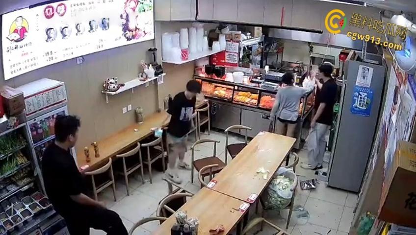 小情侣二人店内躲雨,甩桌面垃圾给客人,被店员请出情绪失控,打骂店员态度嚣张,监控视频流出 !-8