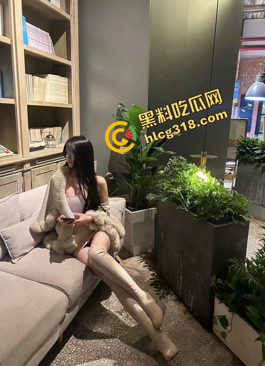 台妹无套内射口爆肛塞都会,牛奶袜一穿逼都骚出奶味,角色扮演玩到连自己是谁都忘了,天生就是被操的料!-6