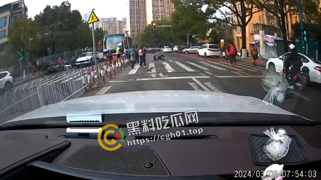 长沙宝马女因老公出轨报复社会 驾车冲撞幼儿园撞死多名儿童 现场视频流出-5