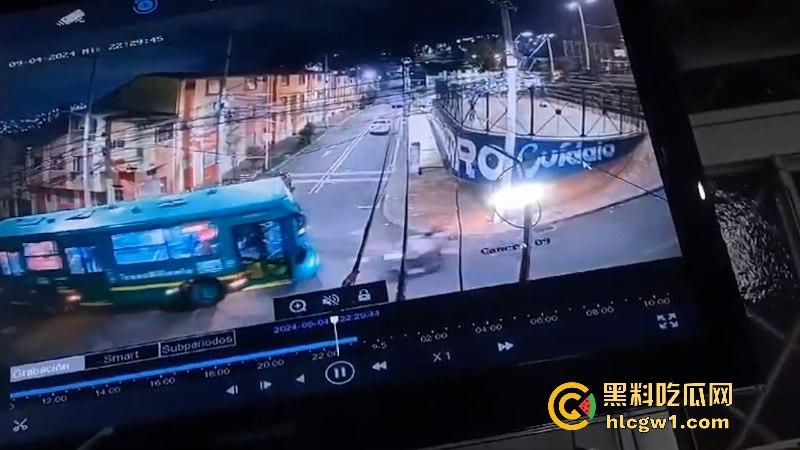 血腥慎点!老外街头飙车撞上公交当场暴毙 无码现场视频流出满地脑浆-4