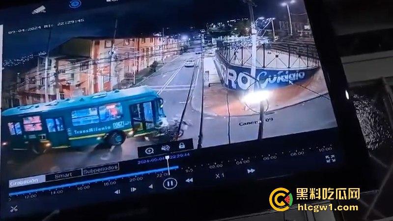 血腥慎点!老外街头飙车撞上公交当场暴毙 无码现场视频流出满地脑浆-5