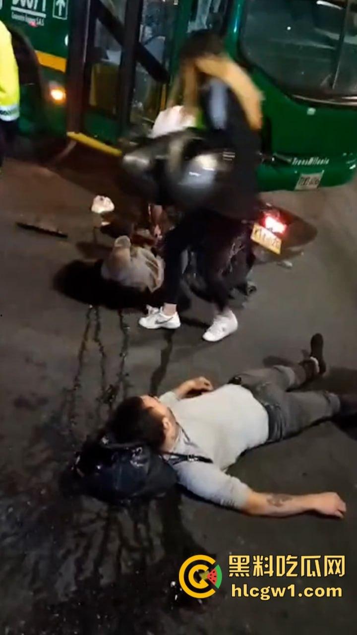 血腥慎点!老外街头飙车撞上公交当场暴毙 无码现场视频流出满地脑浆-7