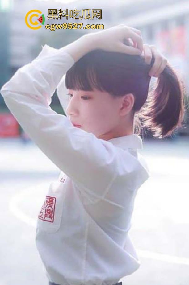 极品嫩妹公共场合玩刺激,跳蛋塞逼里,走着走着就按启动按钮,等骚逼舒服的差不多了就叫猛男群P伺候!-1