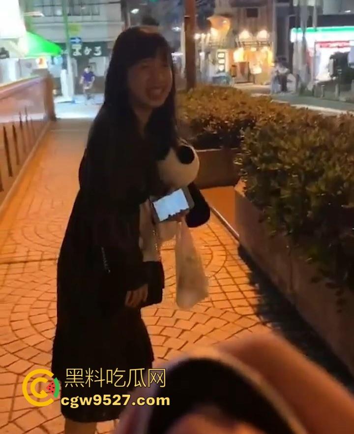 极品嫩妹公共场合玩刺激,跳蛋塞逼里,走着走着就按启动按钮,等骚逼舒服的差不多了就叫猛男群P伺候!-4