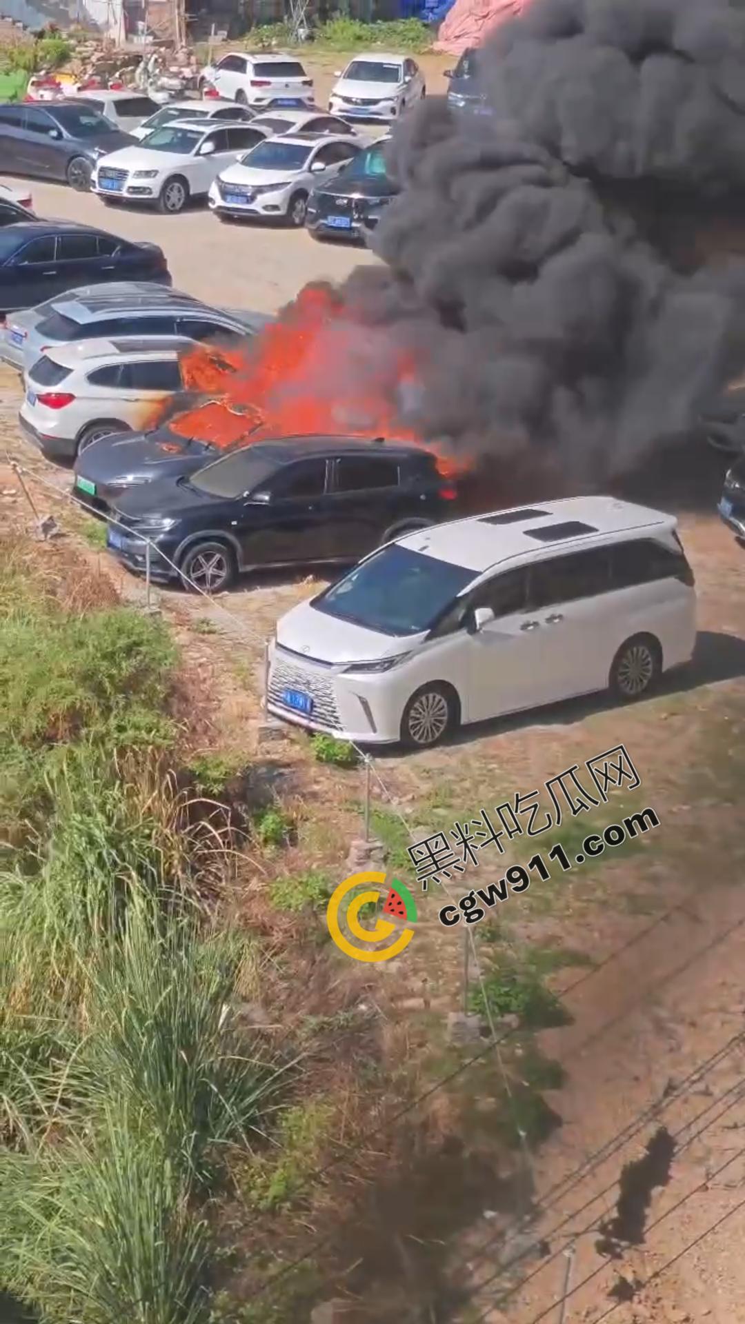 福建霞浦露天车场电车自燃!四周的车辆也迅速被吞噬,狂舞火焰,浓烟滚滚,围观者惊魂,残骸展现灾难之烈-1