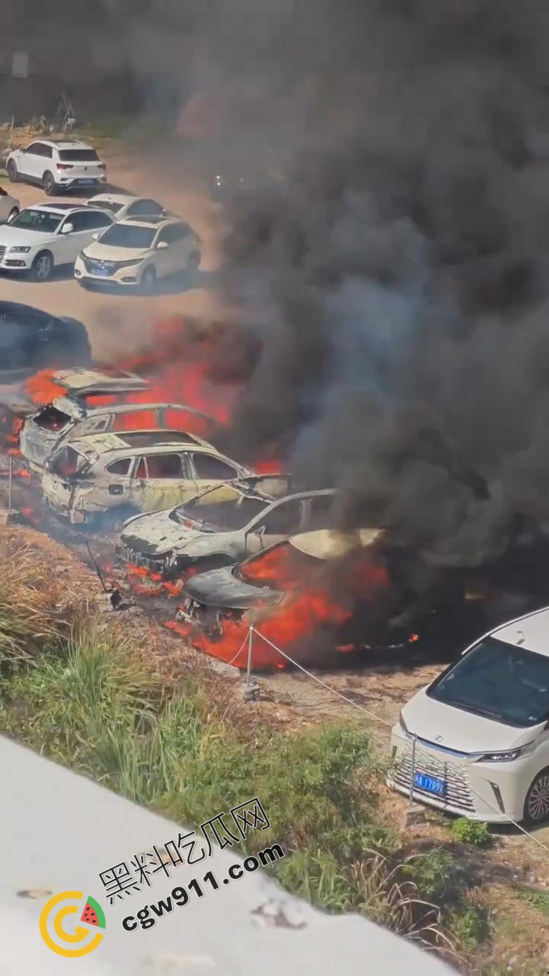 福建霞浦露天车场电车自燃!四周的车辆也迅速被吞噬,狂舞火焰,浓烟滚滚,围观者惊魂,残骸展现灾难之烈-3