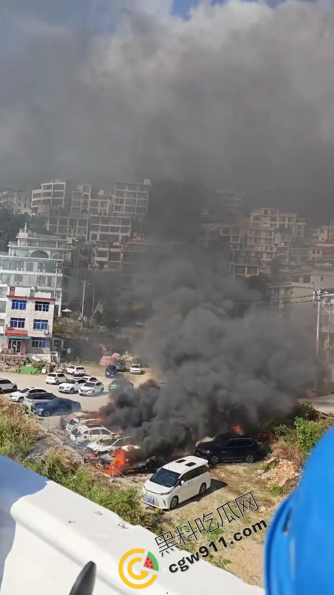 福建霞浦露天车场电车自燃!四周的车辆也迅速被吞噬,狂舞火焰,浓烟滚滚,围观者惊魂,残骸展现灾难之烈-4
