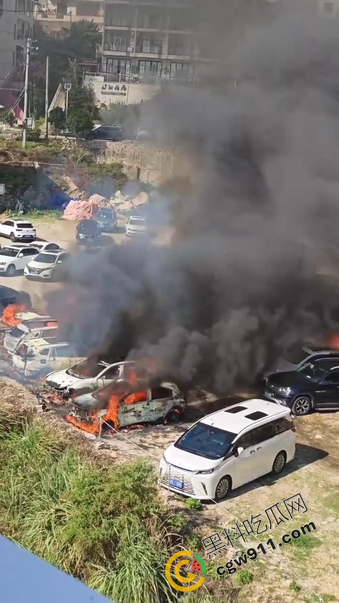 福建霞浦露天车场电车自燃!四周的车辆也迅速被吞噬,狂舞火焰,浓烟滚滚,围观者惊魂,残骸展现灾难之烈-5
