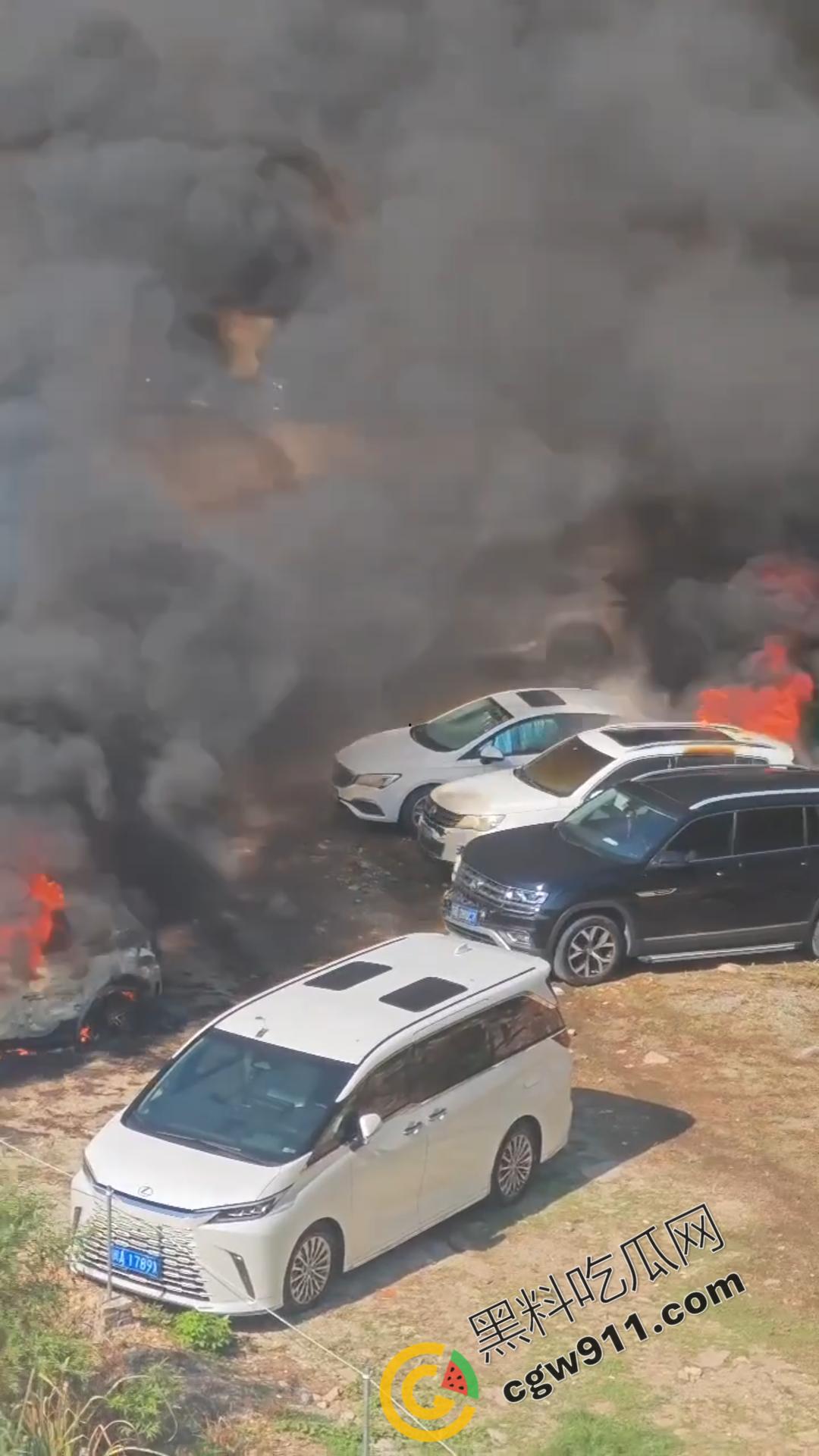 福建霞浦露天车场电车自燃!四周的车辆也迅速被吞噬,狂舞火焰,浓烟滚滚,围观者惊魂,残骸展现灾难之烈-6