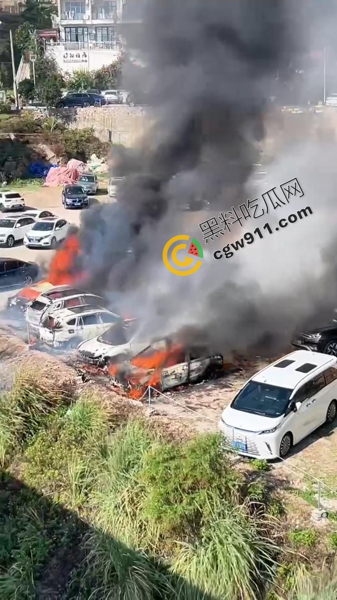福建霞浦露天车场电车自燃!四周的车辆也迅速被吞噬,狂舞火焰,浓烟滚滚,围观者惊魂,残骸展现灾难之烈-7