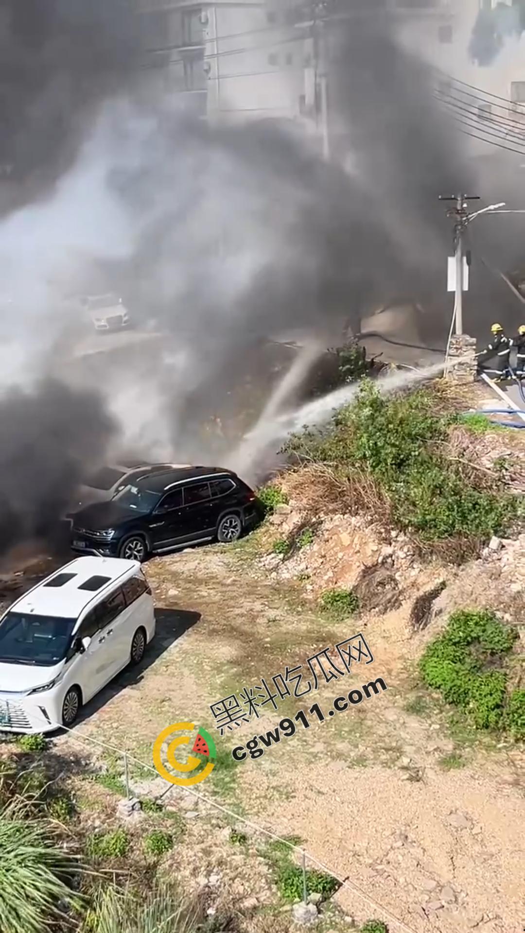 福建霞浦露天车场电车自燃!四周的车辆也迅速被吞噬,狂舞火焰,浓烟滚滚,围观者惊魂,残骸展现灾难之烈-8