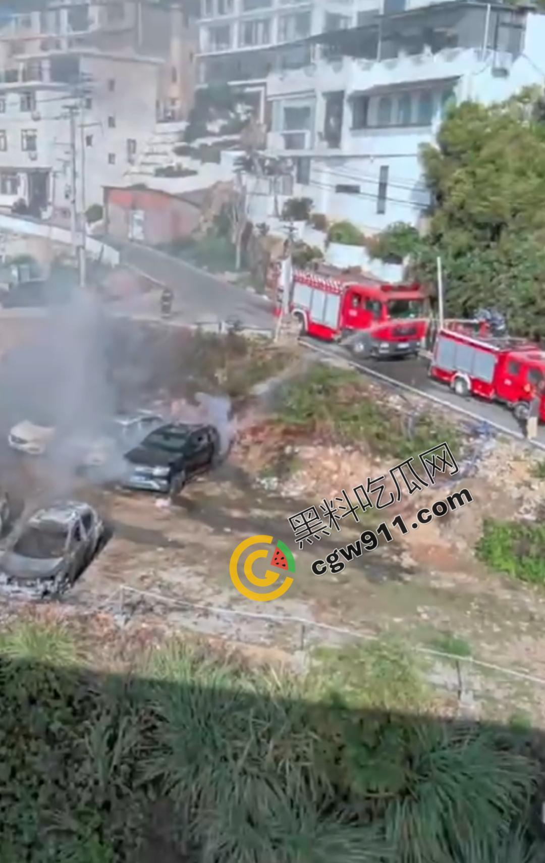 福建霞浦露天车场电车自燃!四周的车辆也迅速被吞噬,狂舞火焰,浓烟滚滚,围观者惊魂,残骸展现灾难之烈-9