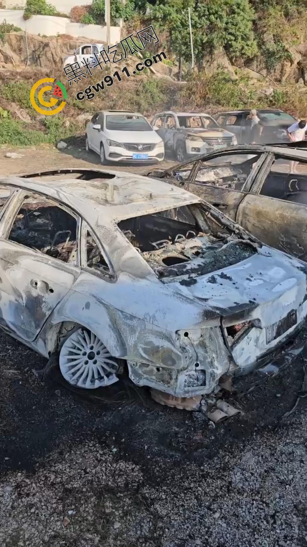 福建霞浦露天车场电车自燃!四周的车辆也迅速被吞噬,狂舞火焰,浓烟滚滚,围观者惊魂,残骸展现灾难之烈-10