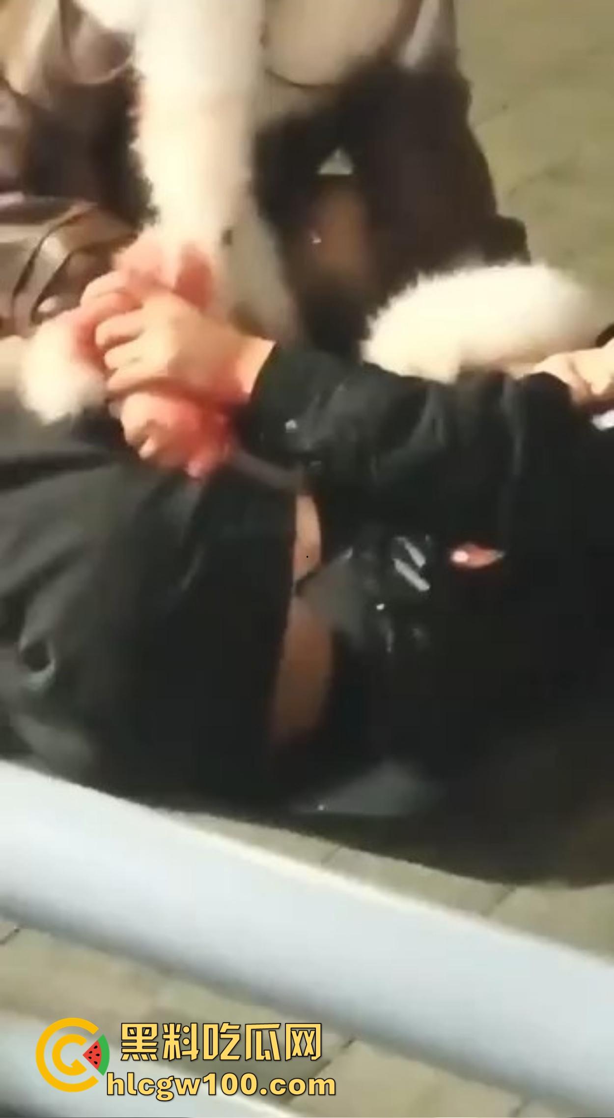 渭南吾悦广场上演新年第一刀 女子发现老公跨年聊骚 当街怒拿水果刀三刀见血 警察赶到直接按翻在地!-4