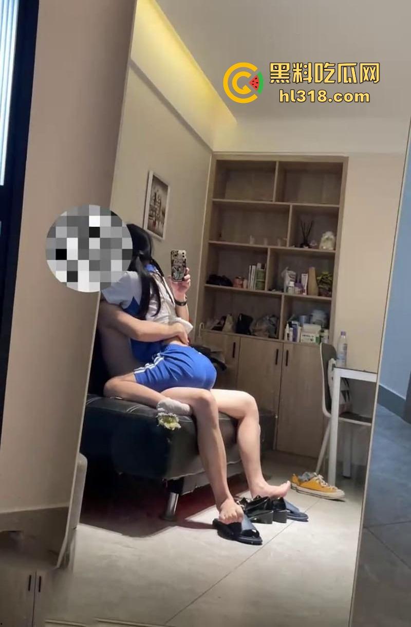 爆操刚放学回来的乖女儿,甜美笑容下暗藏骚浪本性,客厅主动跪舔,撅臀迎合大棒,操到喷水!-5