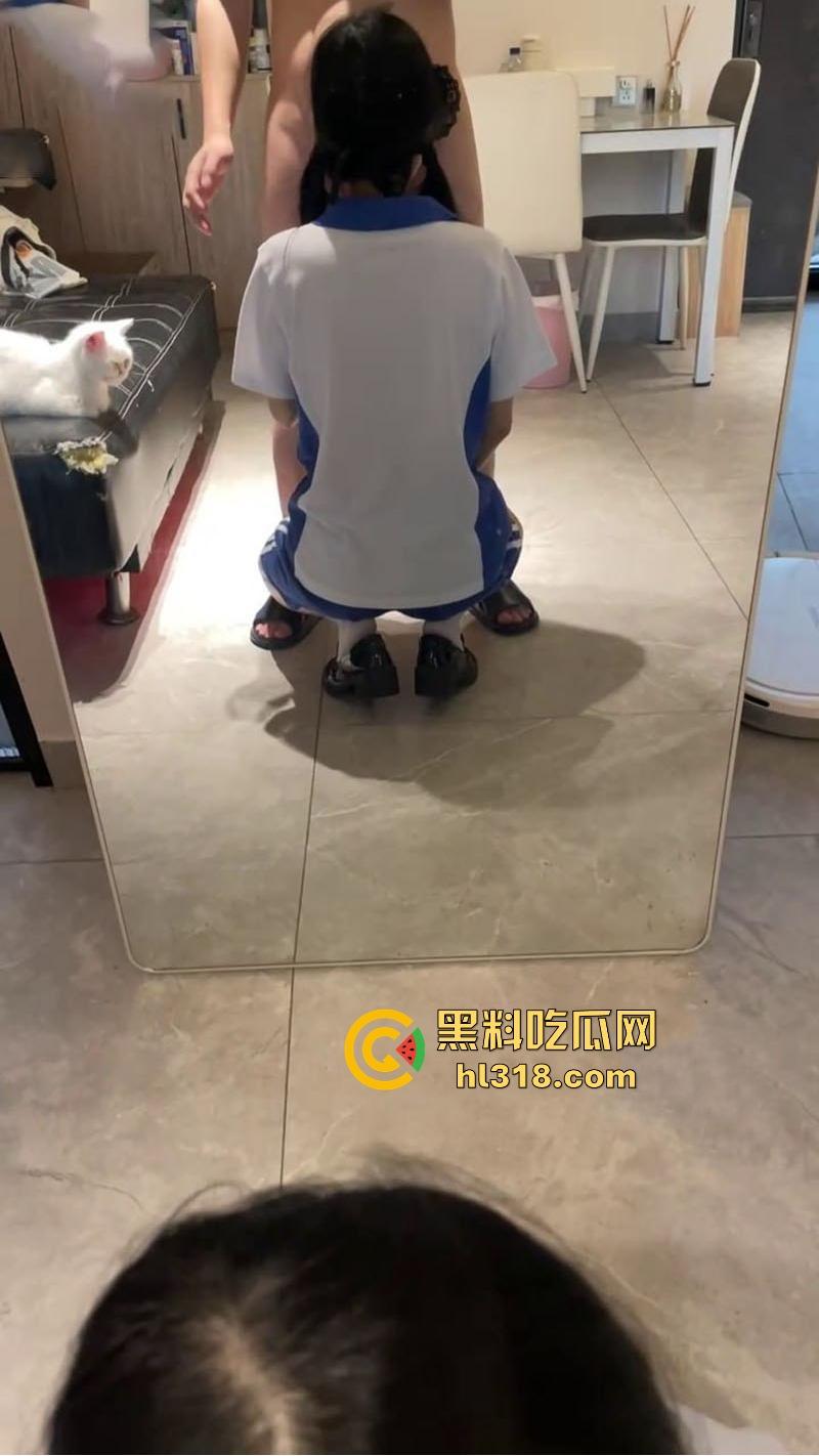 爆操刚放学回来的乖女儿,甜美笑容下暗藏骚浪本性,客厅主动跪舔,撅臀迎合大棒,操到喷水!-8