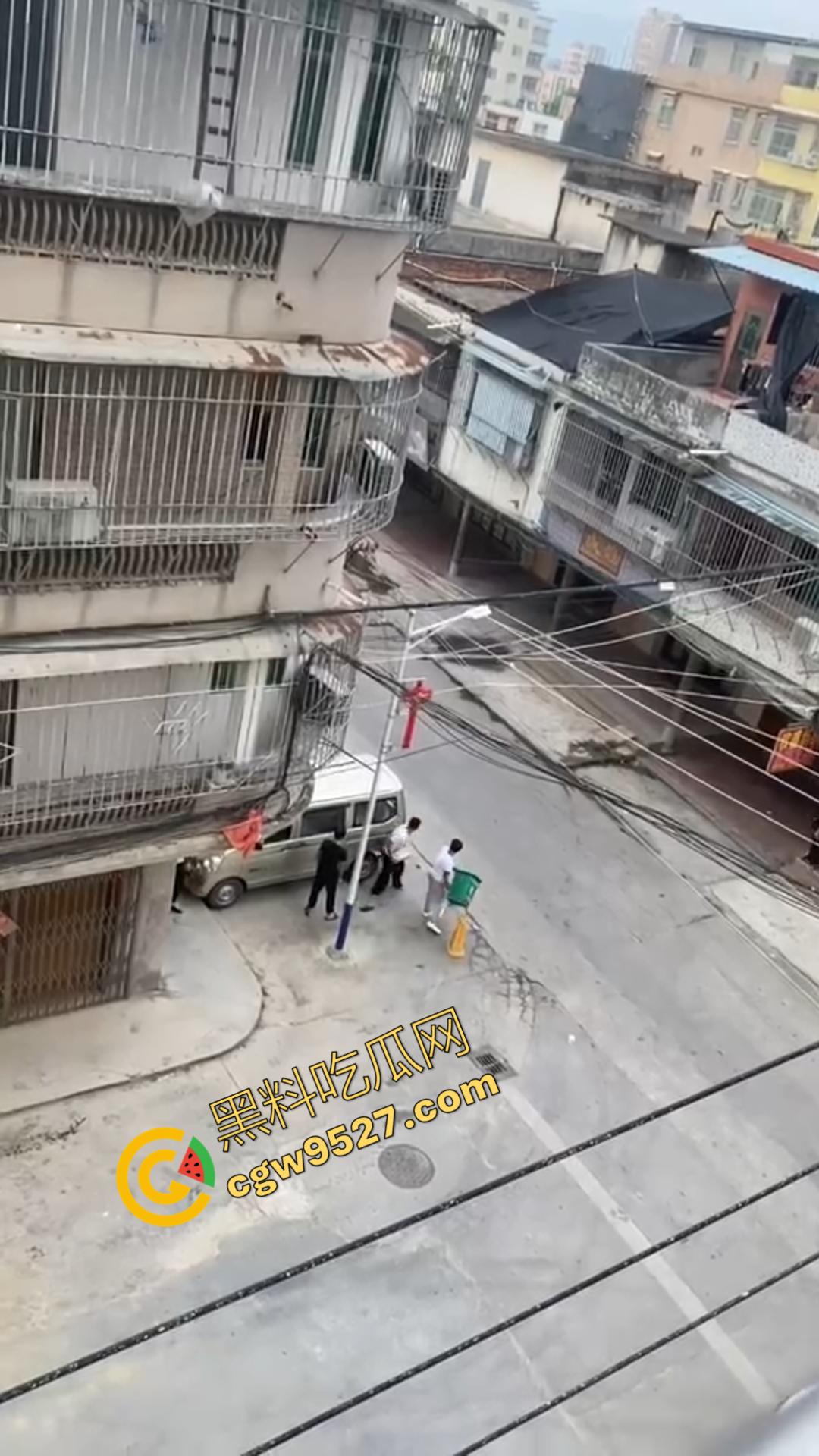 广西精神小伙街头血战怒砸车窗!年轻古惑仔街头械斗,一幕鲜血染红的残酷现实-1