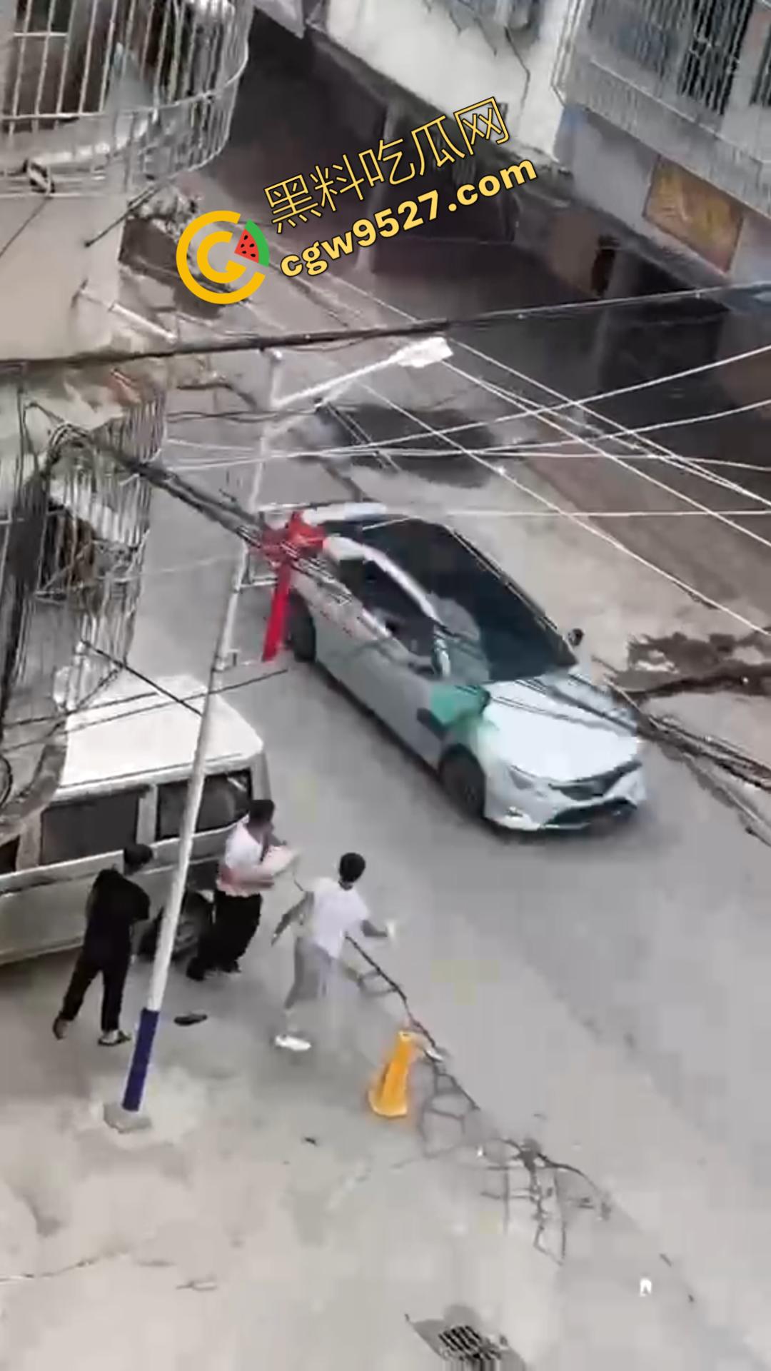 广西精神小伙街头血战怒砸车窗!年轻古惑仔街头械斗,一幕鲜血染红的残酷现实-3