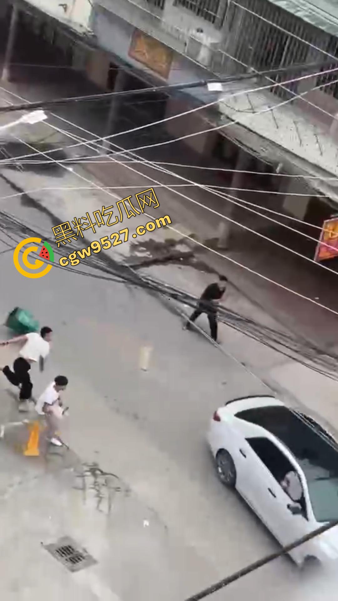 广西精神小伙街头血战怒砸车窗!年轻古惑仔街头械斗,一幕鲜血染红的残酷现实-4