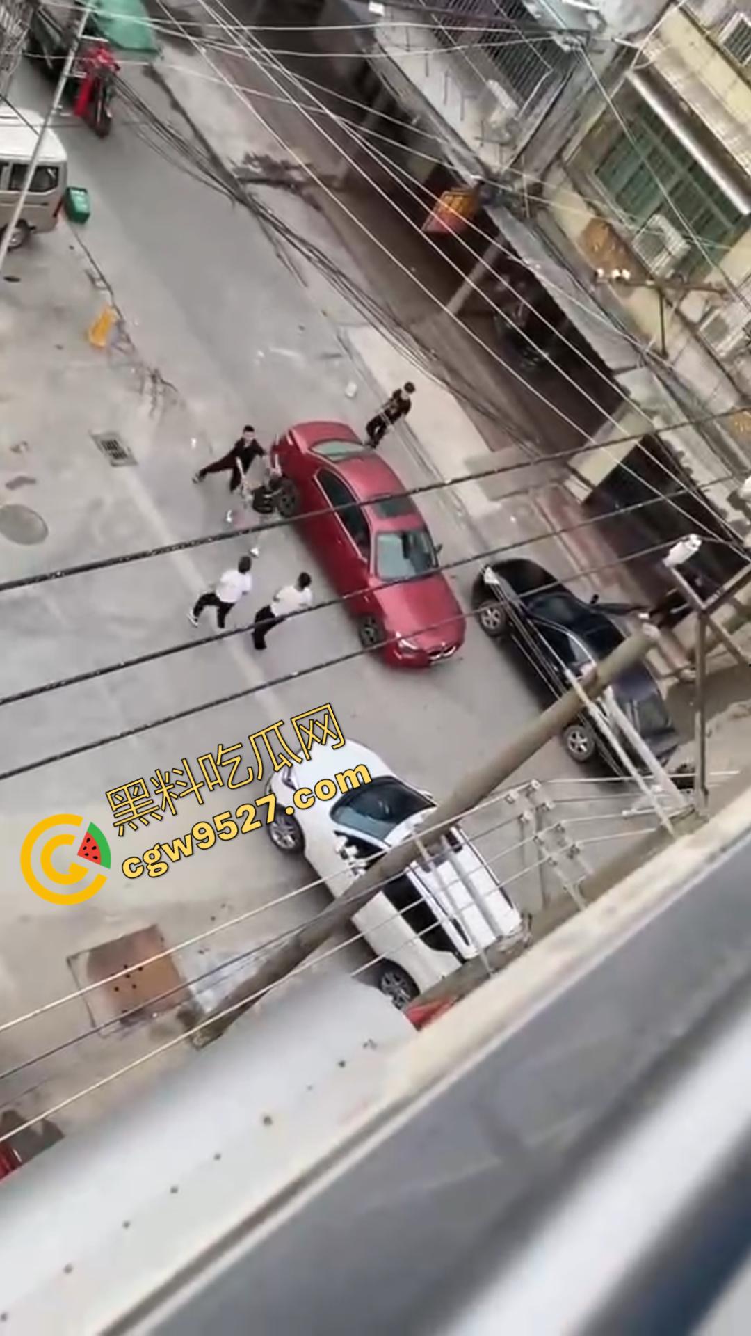广西精神小伙街头血战怒砸车窗!年轻古惑仔街头械斗,一幕鲜血染红的残酷现实-5