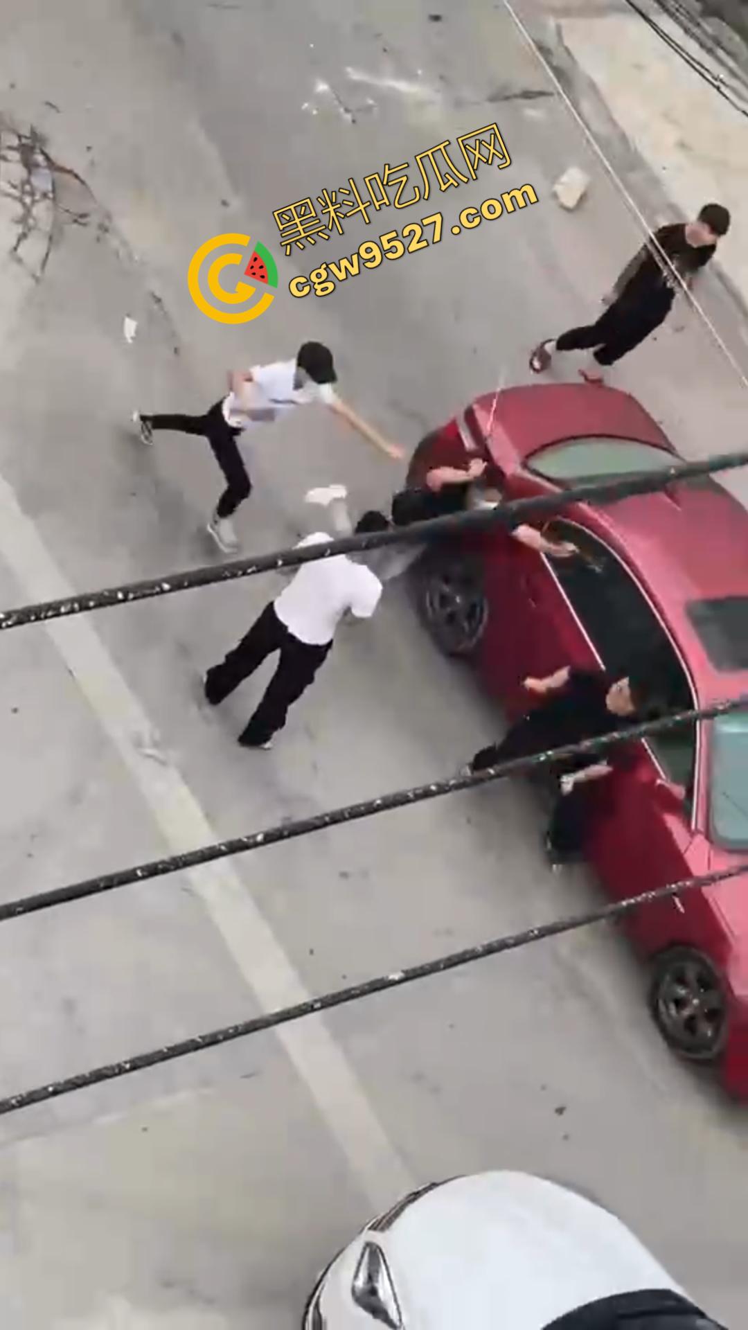 广西精神小伙街头血战怒砸车窗!年轻古惑仔街头械斗,一幕鲜血染红的残酷现实-6