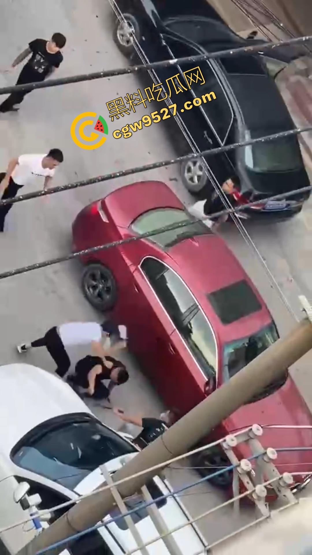 广西精神小伙街头血战怒砸车窗!年轻古惑仔街头械斗,一幕鲜血染红的残酷现实-7