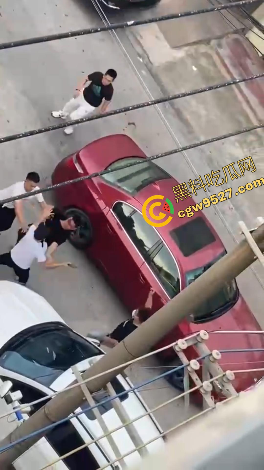 广西精神小伙街头血战怒砸车窗!年轻古惑仔街头械斗,一幕鲜血染红的残酷现实-8