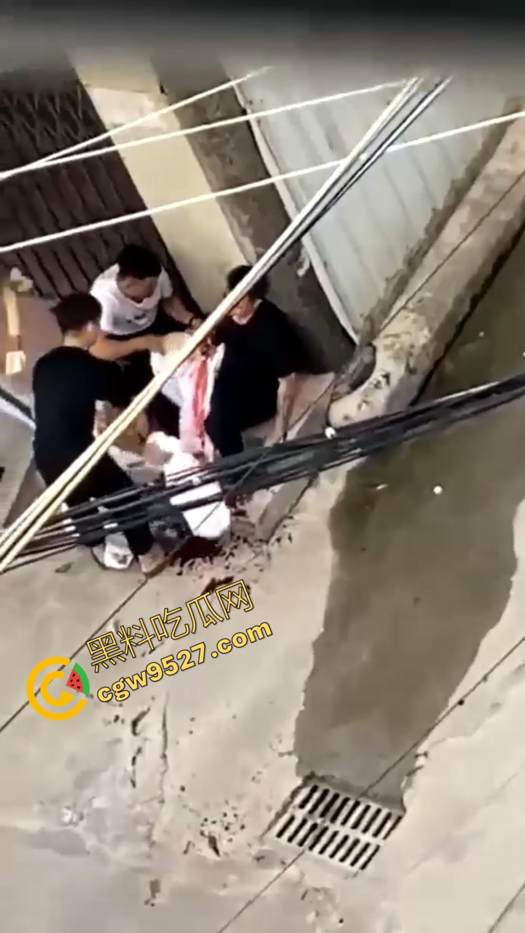 广西精神小伙街头血战怒砸车窗!年轻古惑仔街头械斗,一幕鲜血染红的残酷现实-11