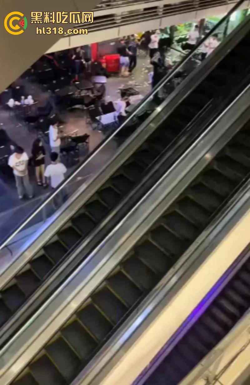 广东汕头精神小伙吃饭发生冲突,双方人马激烈火拼,桌椅板凳齐上阵,上演现实版古惑仔!-1