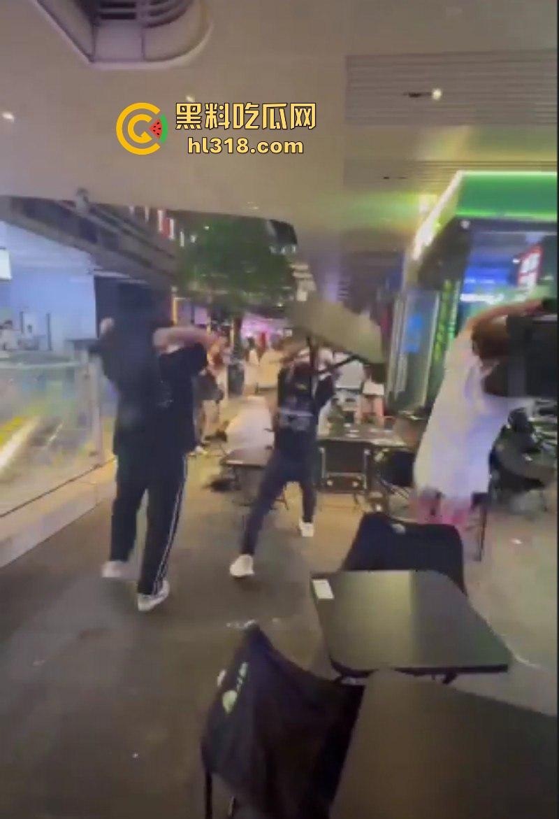 广东汕头精神小伙吃饭发生冲突,双方人马激烈火拼,桌椅板凳齐上阵,上演现实版古惑仔!-2
