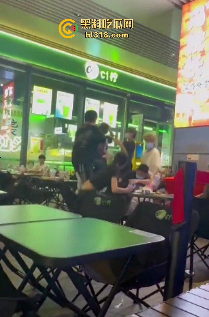 广东汕头精神小伙吃饭发生冲突,双方人马激烈火拼,桌椅板凳齐上阵,上演现实版古惑仔!-4