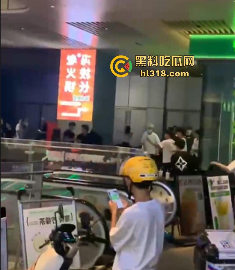 广东汕头精神小伙吃饭发生冲突,双方人马激烈火拼,桌椅板凳齐上阵,上演现实版古惑仔!-5