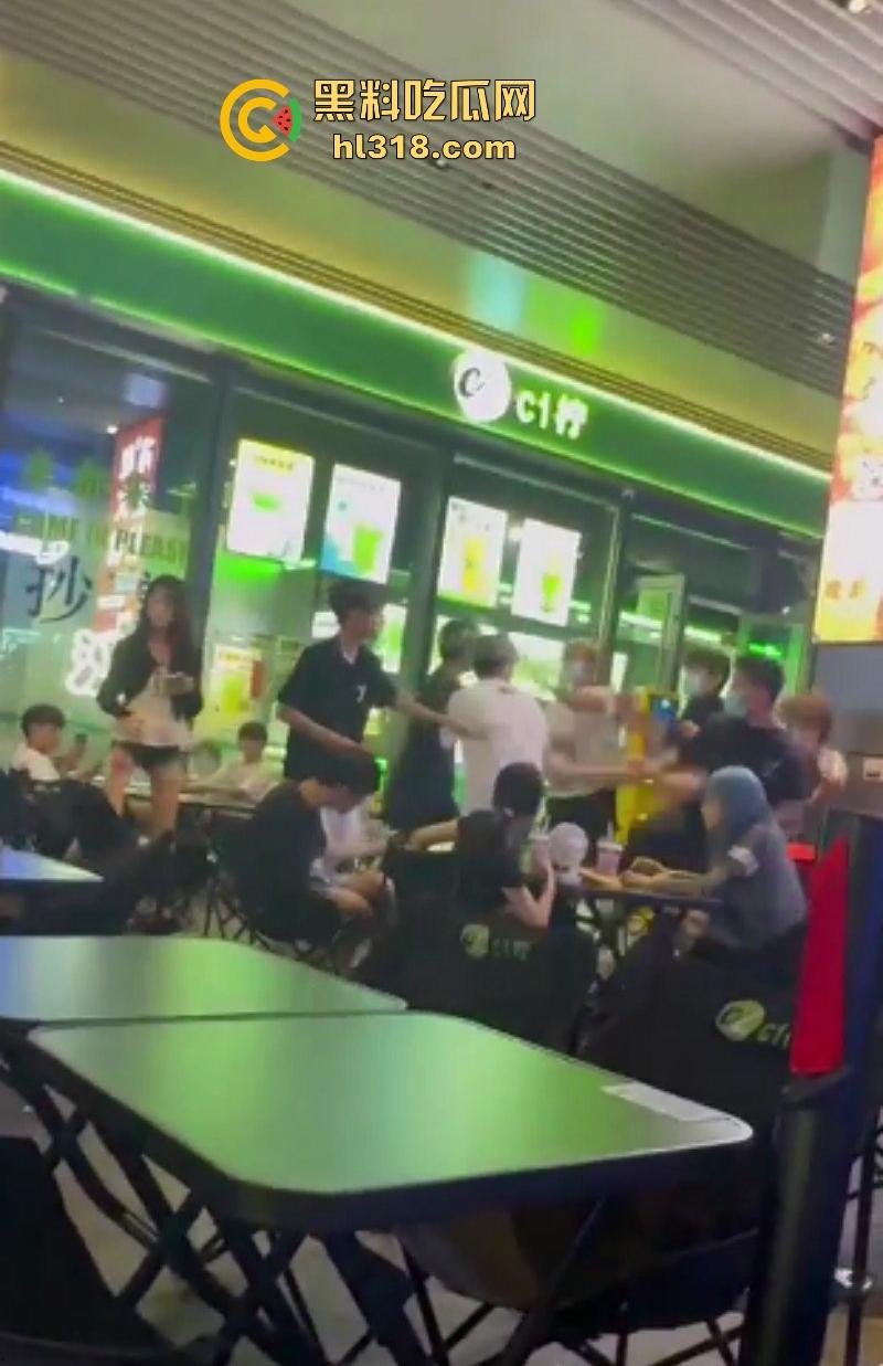 广东汕头精神小伙吃饭发生冲突,双方人马激烈火拼,桌椅板凳齐上阵,上演现实版古惑仔!-6