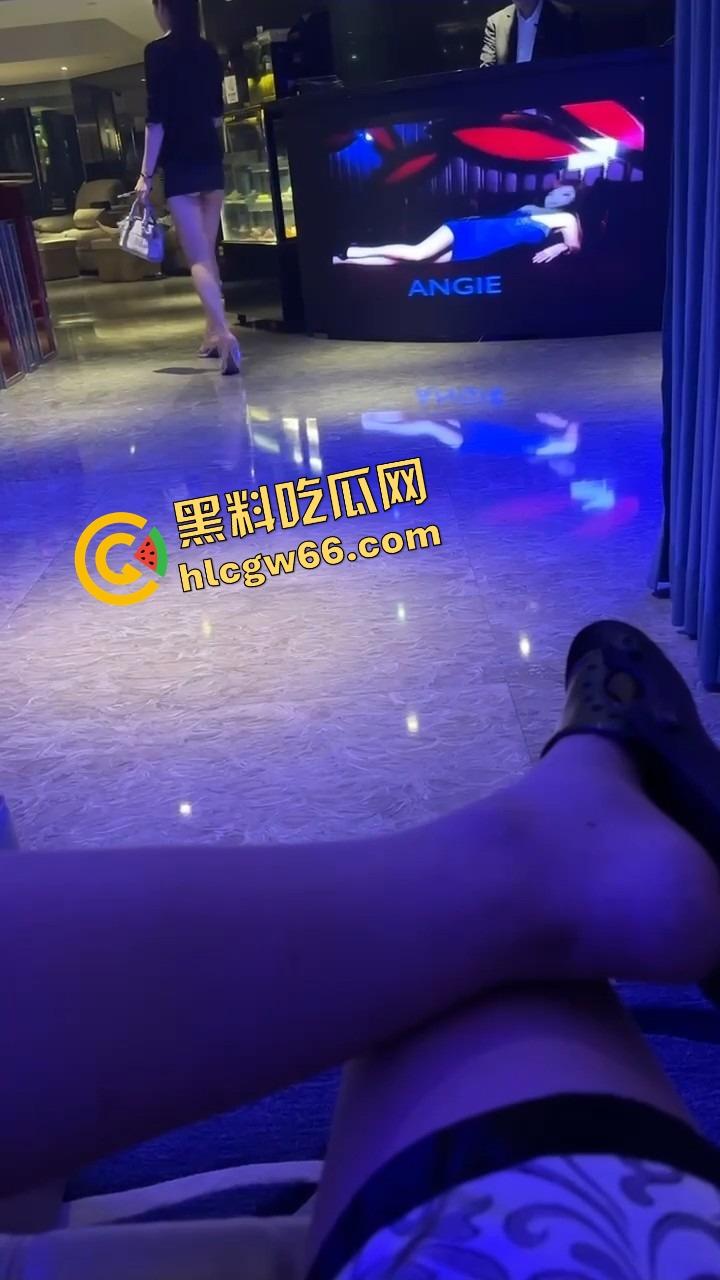 高端技师就是不一样，能用头给你按摩！周五放松一下，奶子在眼前晃，头在下面动，舒爽到灵魂发麻！-3