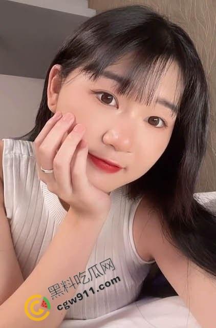 台湾网红【魏乔安】最新大尺度剧情福利!女大学生租屋性爱直播,口交足交69式调情,无套狂操呻吟震天!-1