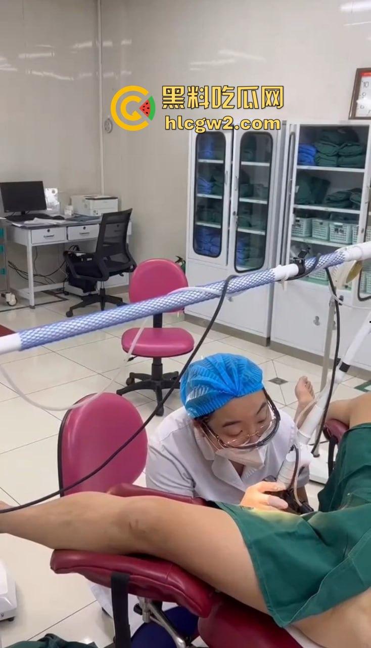 富婆和小仙女玩私处美容！十几年鸡变处女，3万就能换粉木耳，逼都被蒸冒烟了粉嫩得像刚出炉！-10