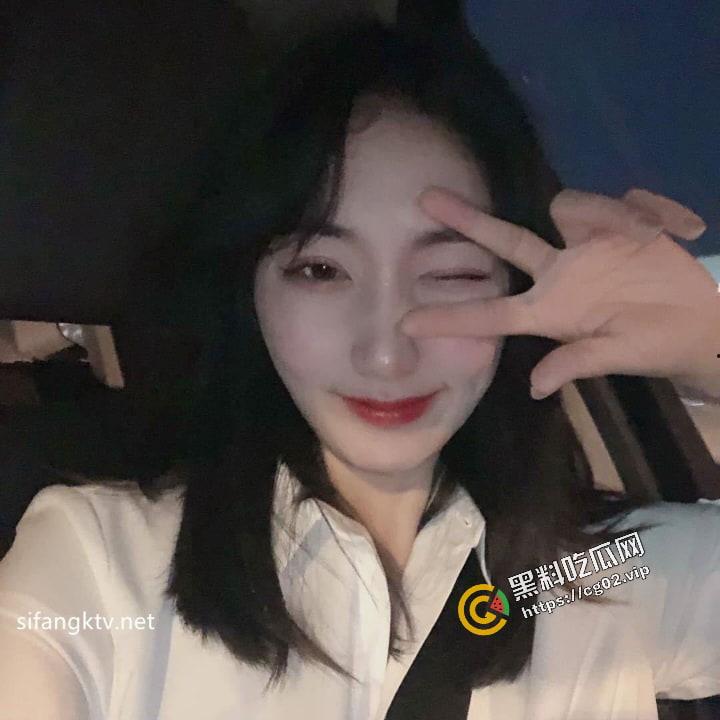 顶级反差婊曝光流出【苗芳】 邻家御姐风 高挑丰满得身材 气质极佳 海量骚鸡自拍照60P+14分钟性爱合集-1