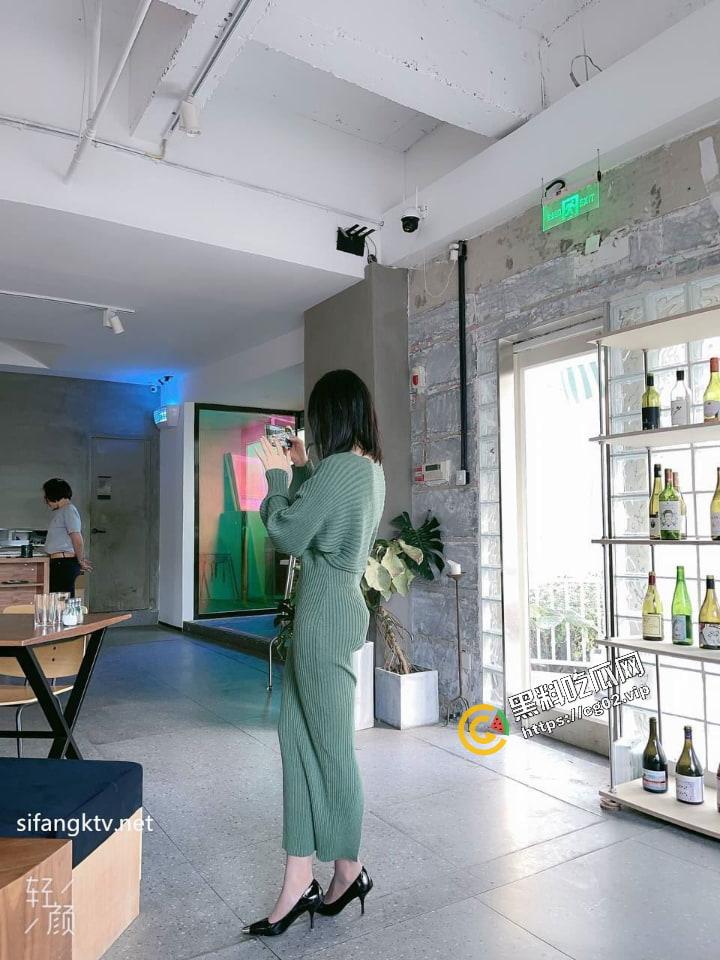 顶级反差婊曝光流出【苗芳】 邻家御姐风 高挑丰满得身材 气质极佳 海量骚鸡自拍照60P+14分钟性爱合集-55