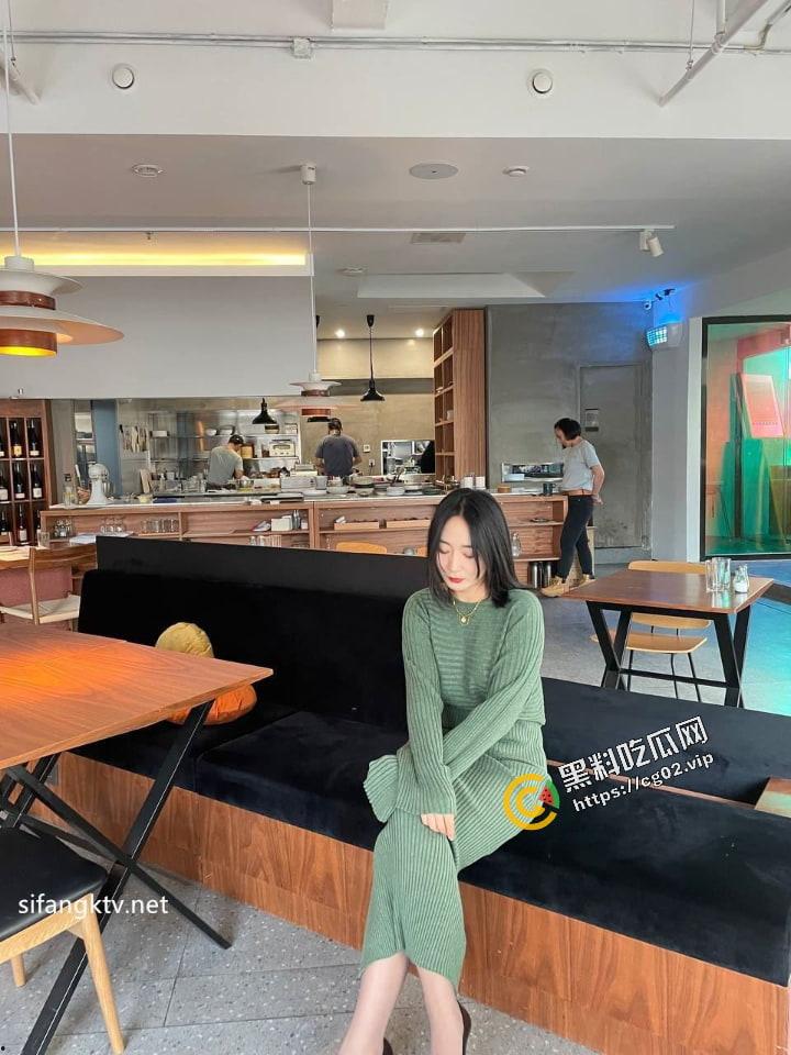 顶级反差婊曝光流出【苗芳】 邻家御姐风 高挑丰满得身材 气质极佳 海量骚鸡自拍照60P+14分钟性爱合集-56