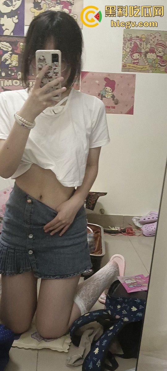 瓜友投稿大学妹子【林烟】私拍流出！宿舍自拍自慰天天给他看，骚逼十足直接曝光！-2