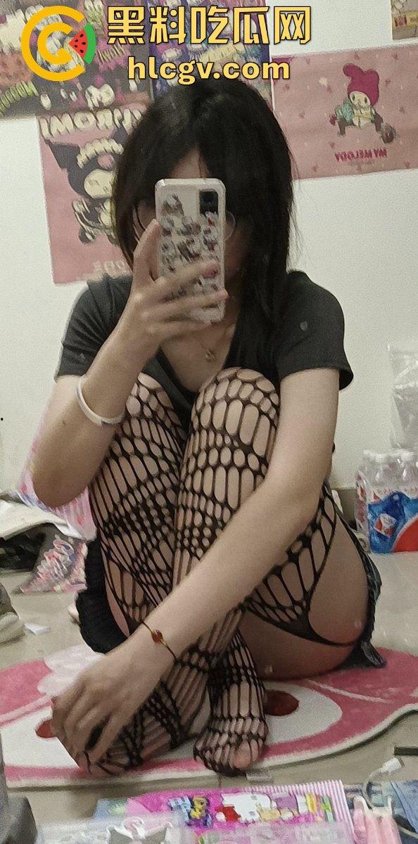 瓜友投稿大学妹子【林烟】私拍流出！宿舍自拍自慰天天给他看，骚逼十足直接曝光！-4