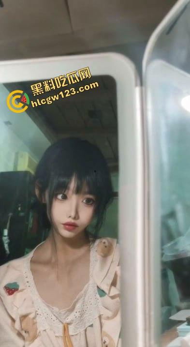 抖音20万粉丝擦边小妖精『大龙卷师』定制福利流出，178cm逆天长腿萝莉，挑逗骚技一套接一套！-4