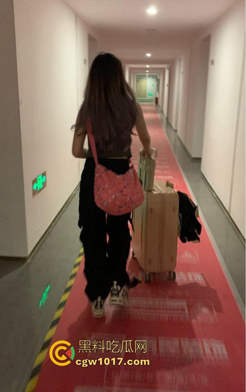 成都工商学院极品女大【林费晴】跟男友性爱视频流出,震动棒磨阴蒂口交,喷汁如泉涌湿透床单,反差刺激炸裂!-1